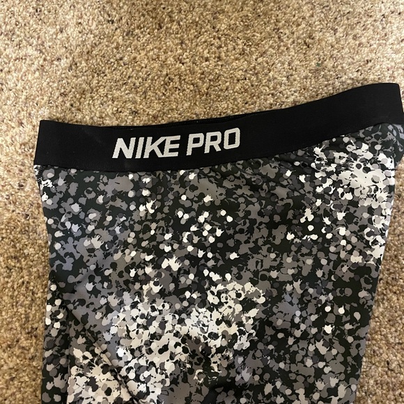 Nike Pro - Capri Leggings - Medium - Picture 2 of 6